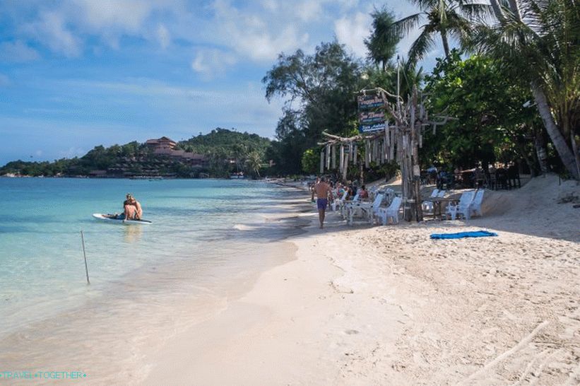 Restorani počinju s desne strane. Vidite li trake u pijesku? To je bila plaža koja se čistila rano ujutro.