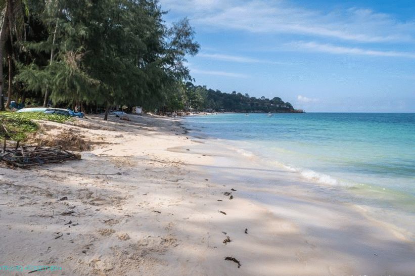 Ako idete dalje Haad Yaoom desno pola, onda iza rta u daljini možete vidjeti bar Koh Raham.