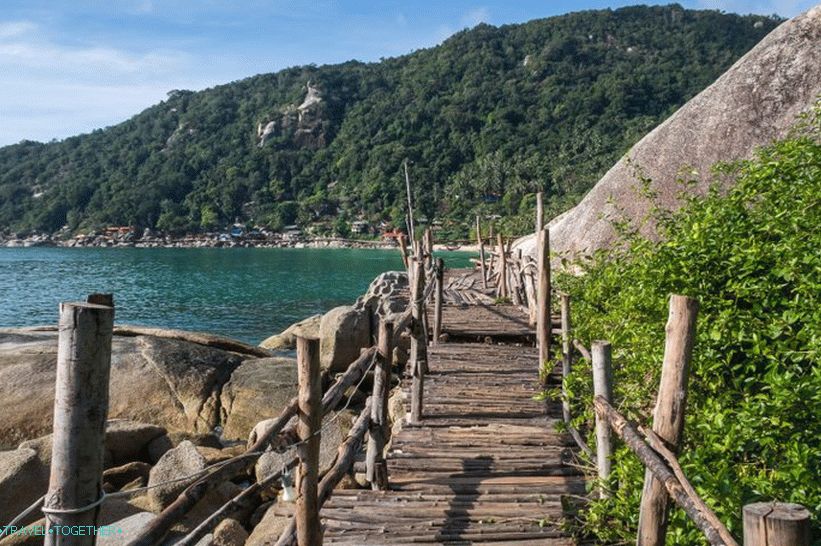 Most na lijevoj strani plaže, koji vodi iz bara Bambu Hut
