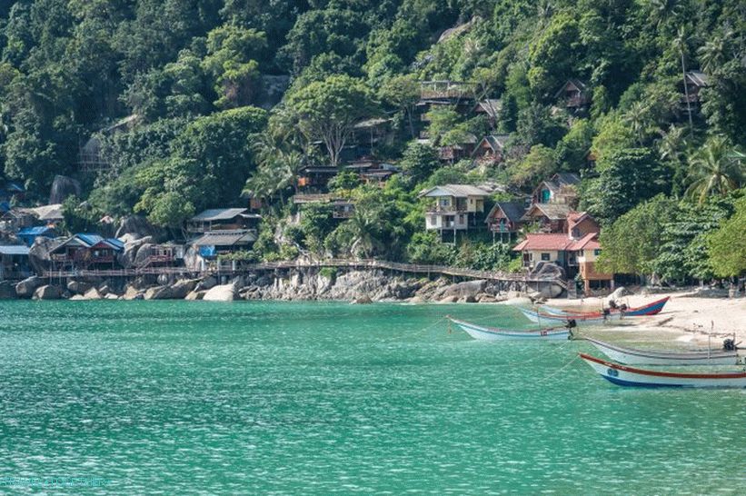 Daleki rt Haad Yuana također je okružen mostovima, stanari lokalnih bungalova hodaju njime.