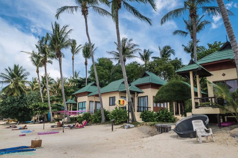 Iza mjesta snimanja nalaze se tipični bungalovi na plaži