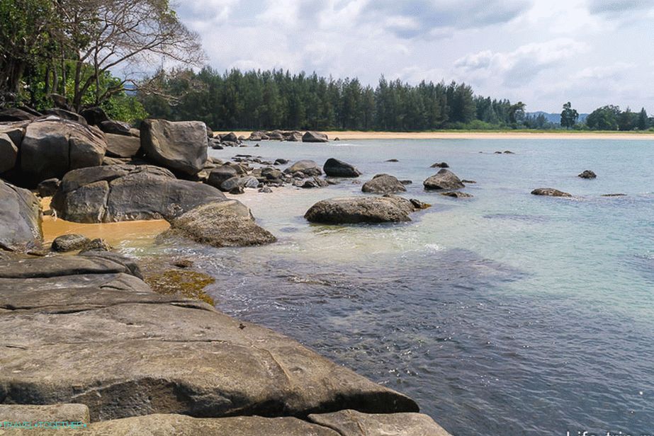 U daljini možete vidjeti divlju plažu na području vojne baze