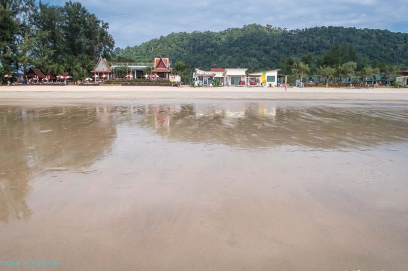 Plaža Klong Dao na Lanti tijekom oseke