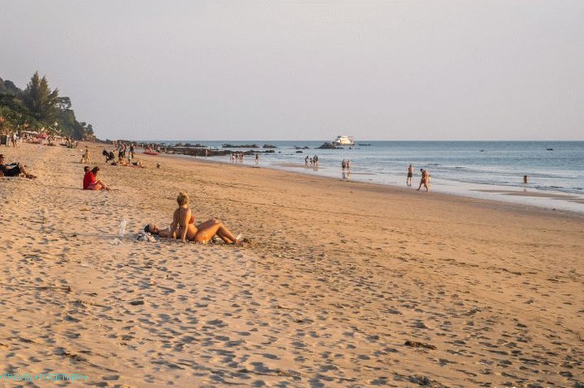 Plaža Klong Nin u večernjim satima za oseku