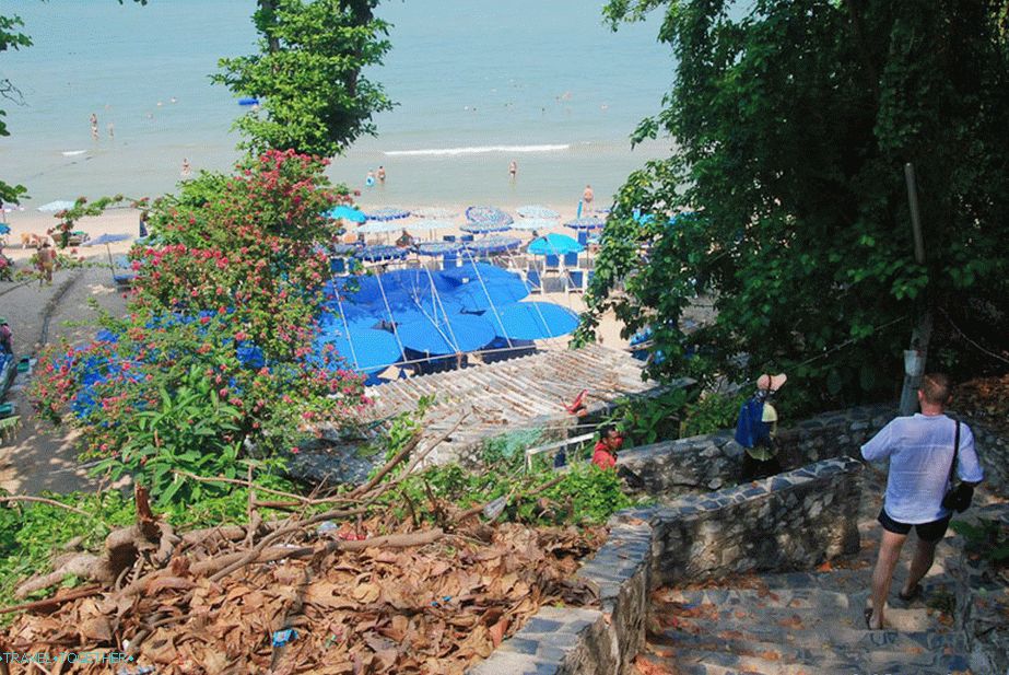 Silazite stubama do plaže