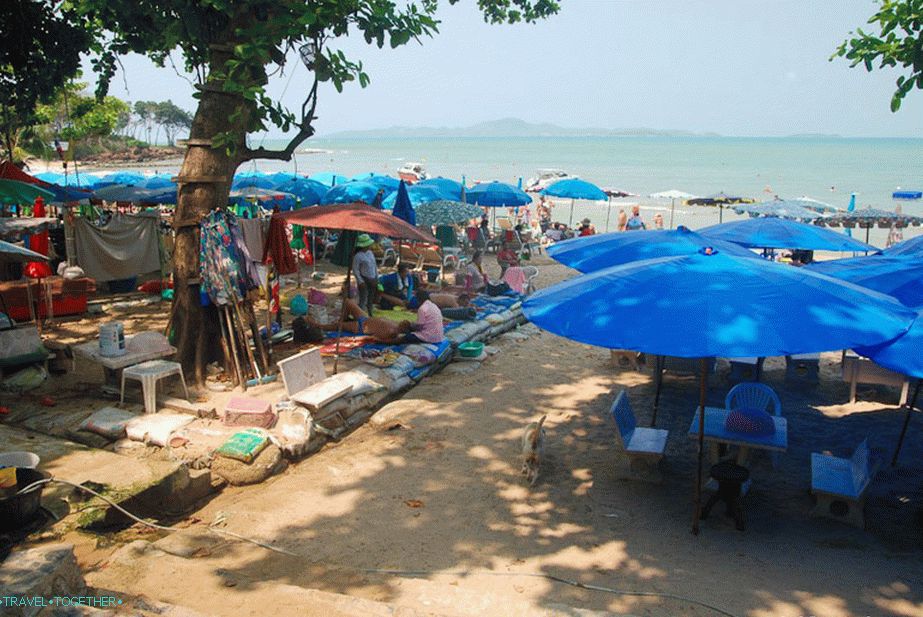 Na kraju stubišta do plaže, s lijeve strane - masažni tepisi