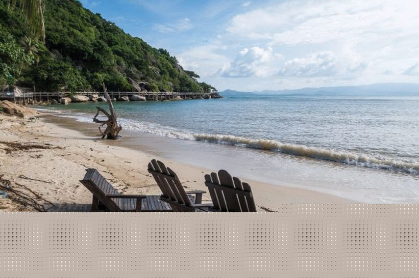 Lijevi rub plaže, drveni most vodi do svjetionika