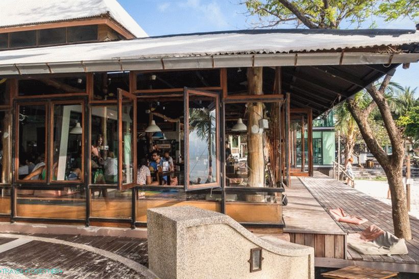 A čak postoji i punopravni restoran s biljarima