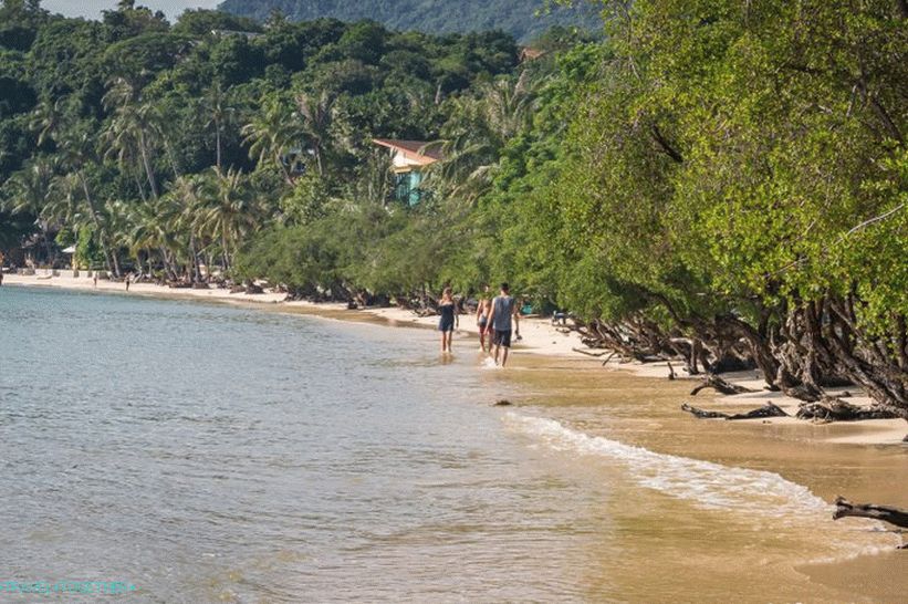 Plima. Imajte na umu - na nekim mjestima gotovo da i nema plaže.