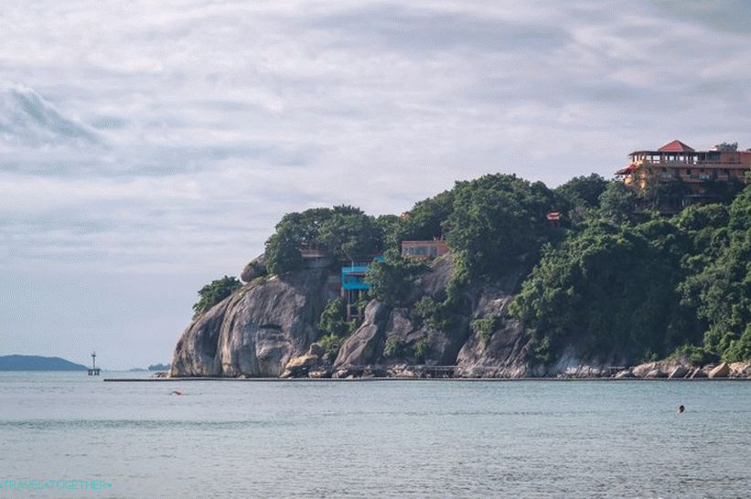 Na desnom rubu plaže Leela, na litici je indijski hotel s prekrasnim svetištem.