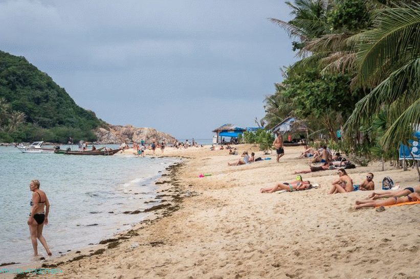 Kišna sezona je neugodna jer more stalno baca tona smeća na obalu.