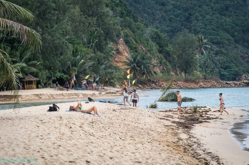 A ovo je zamagljena riječna plaža u središtu zapadnog dijela Mae Hade