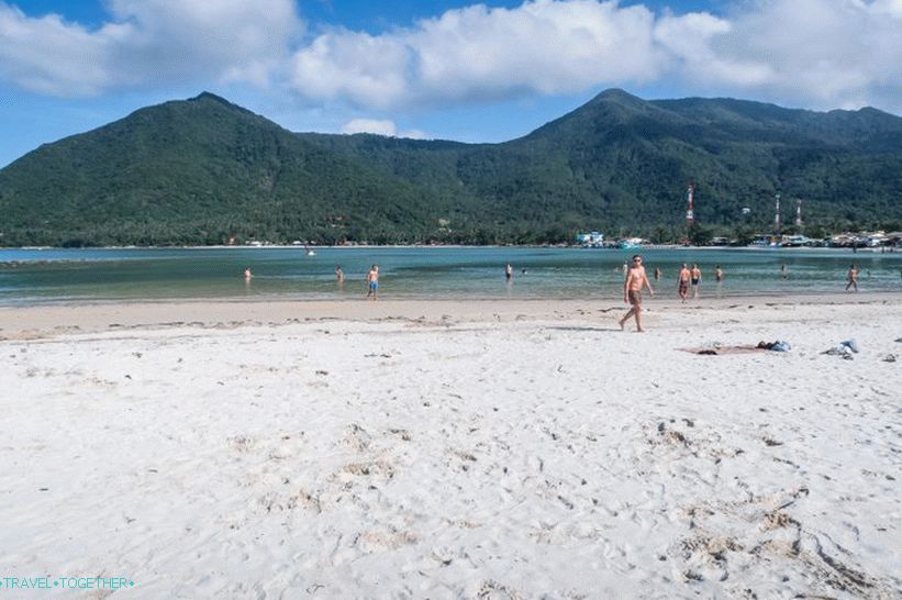 Pogled je ravno - horizont zatvara susjedni rub plaže s planinama