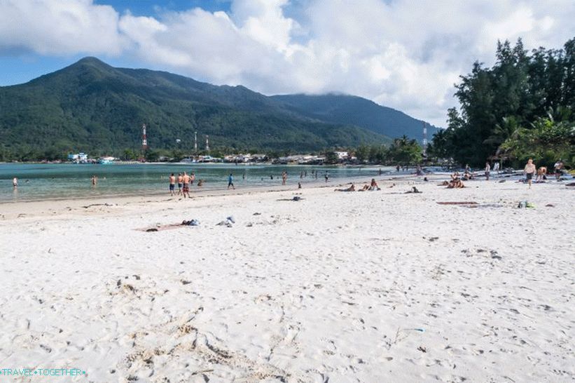 Malibu desno od mosta, u daljini možete vidjeti glavnu plažu Chaloklam