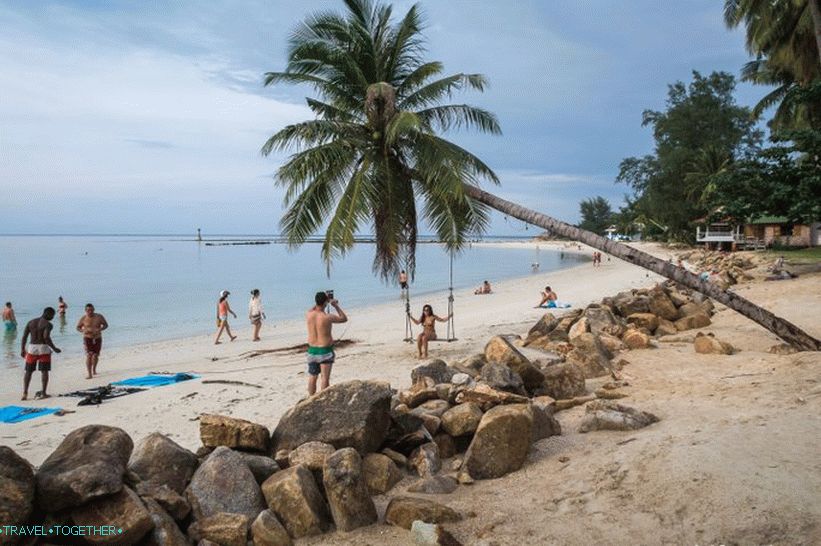 Plaža je uska i podložna zamućivanju, tako da ima mnogo kamenja i umjetnih dijelova obale