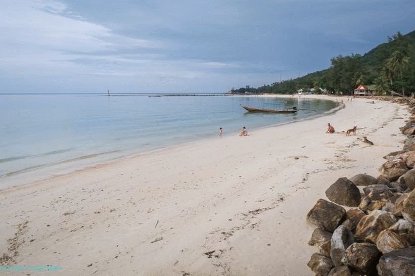 Izašao je usred plaže, to je pogled desno, u smjeru rijeke