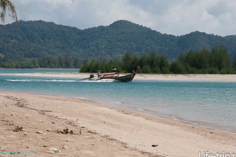 Otok s lijeve strane plaže Pan