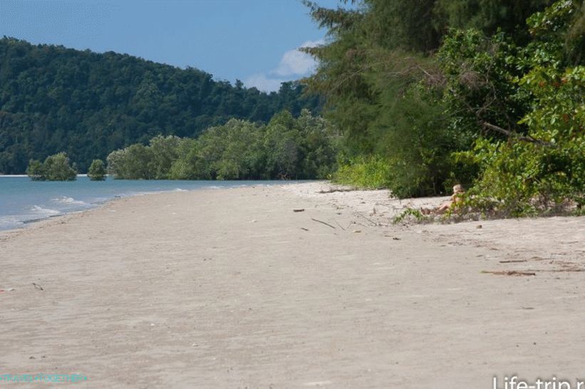 Pan Beach u Krabiu je duga i apsolutno divlja
