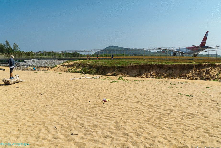 Idemo uz plažu dalje do ograde zračne luke