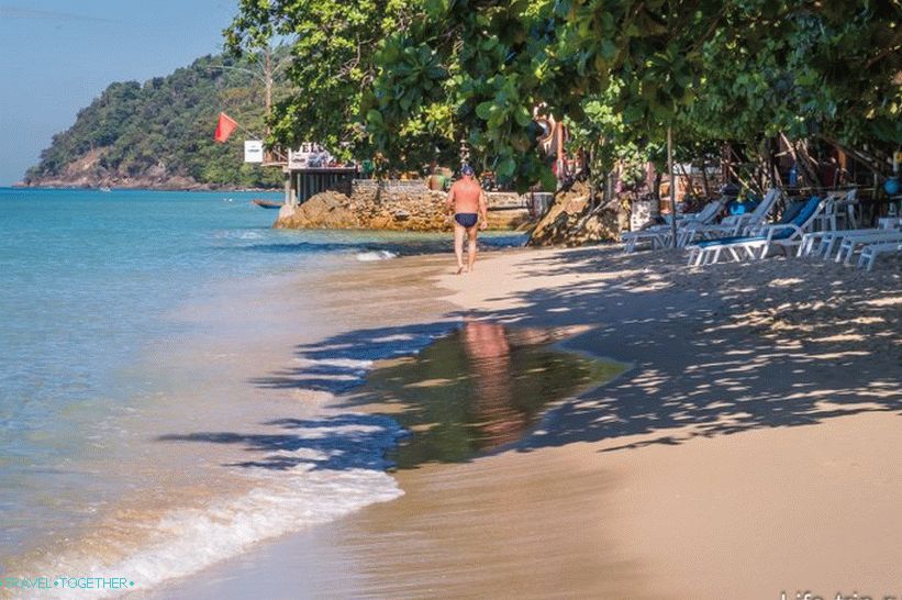 Na putu do desnog kraja plaže morate proći kroz stijene