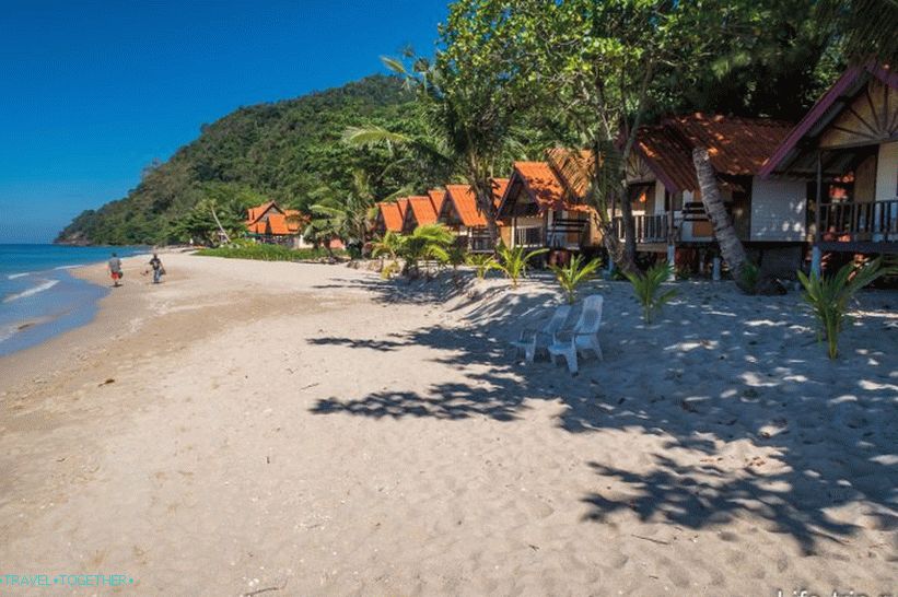 S desne strane nalazi se skrovište bungalova