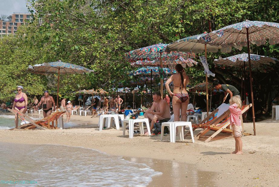 Na rtu u južnom dijelu plaže