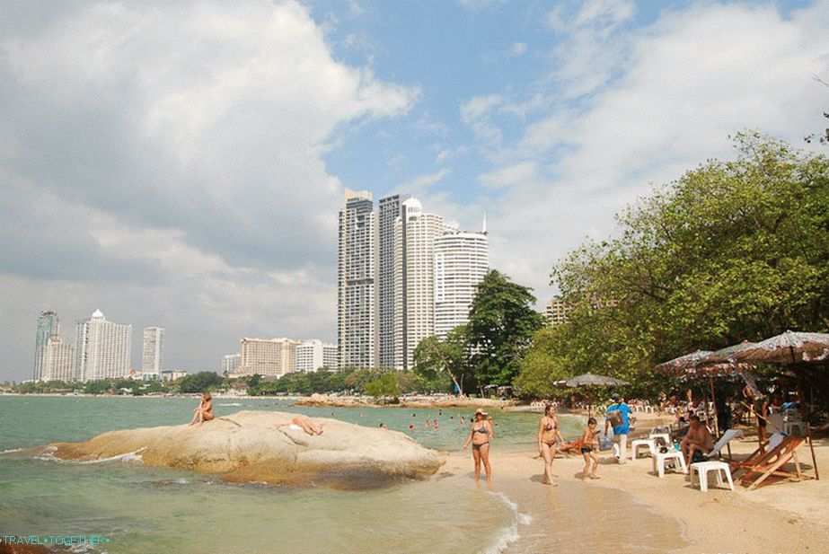 Na rtu u južnom dijelu plaže