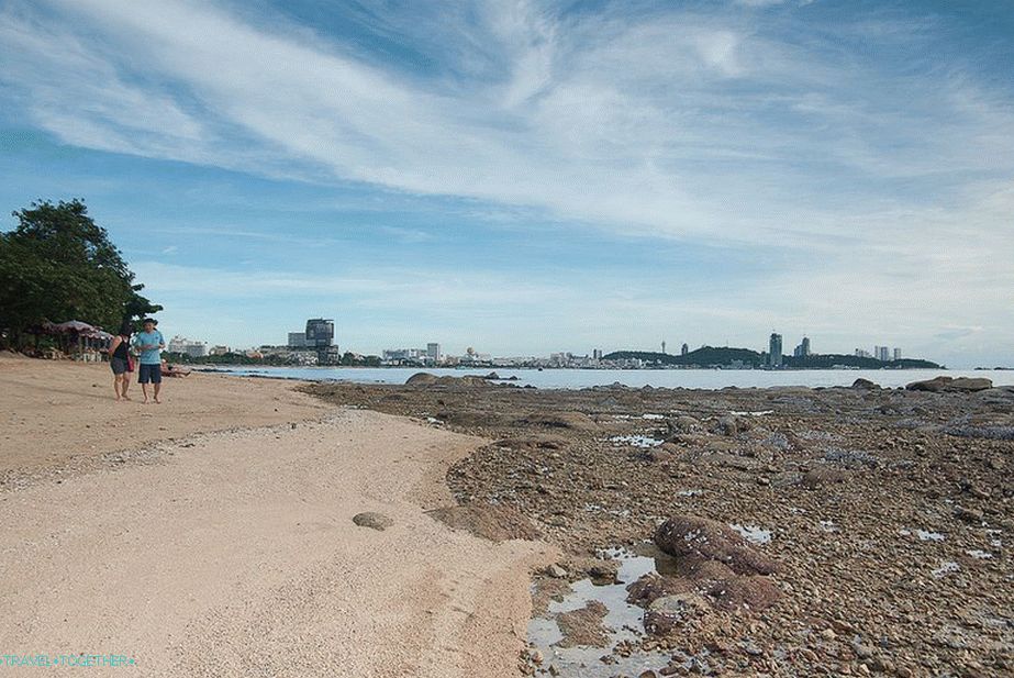 Mali ogrtač koji razdvaja Wongamat od središnje Pattaya, oseka