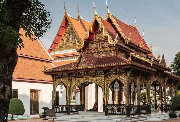 Opuštanje s djetetom, Nacionalni muzej u Bangkoku