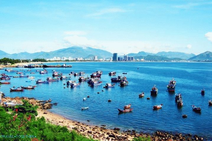 Vrijeme u Nha Trangu u lipnju - Ribolovni brodovi u zaljevu