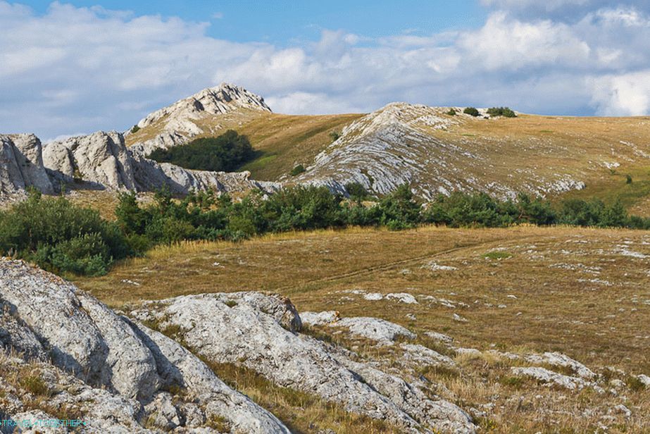 Stijene strše kao dva grebena mrtvih dinosaura