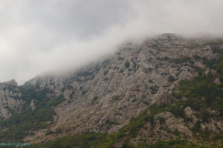Oblak se zaglavio na stijeni i ni tamo ni ovdje