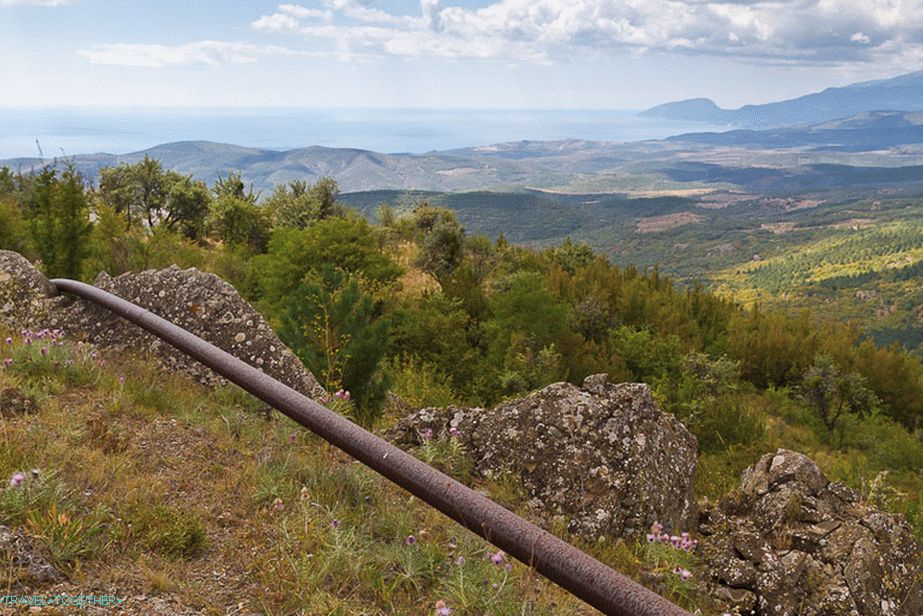 Voda iz izvora Suuk-Su teče za zalijevanje vinograda