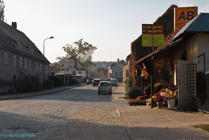 I događa se da su u malim gradovima u Poljskoj pločnici obloženi kamenom.