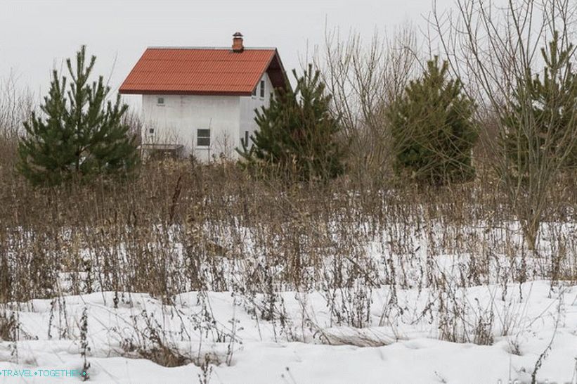 Kuće su potpuno različite, postoje vikendice, a tu su i vrlo male, uključujući i one od adobe