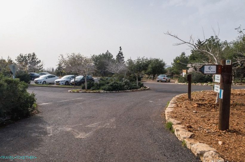 Parking. Ali možete staviti automobil i samo na marginama
