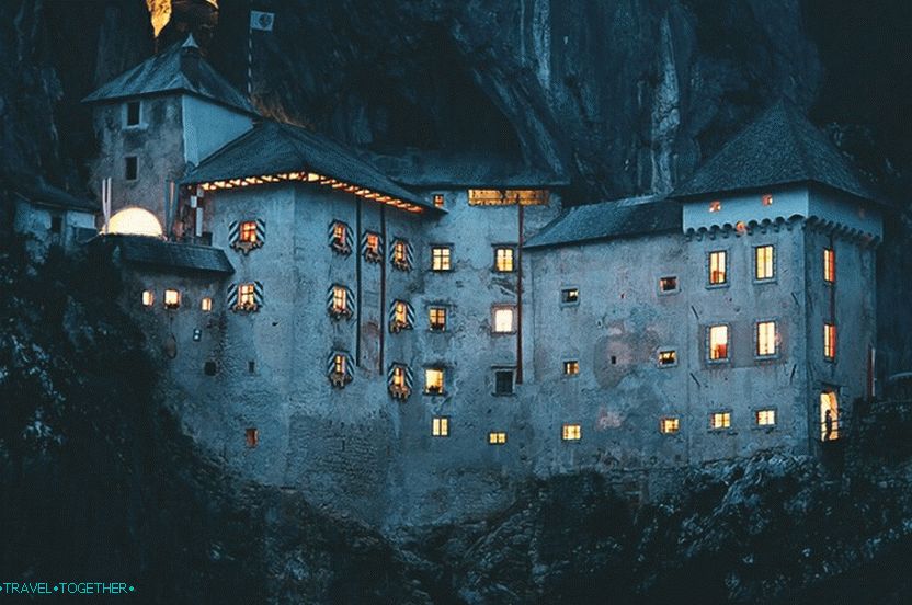 Predjamski dvorac noću