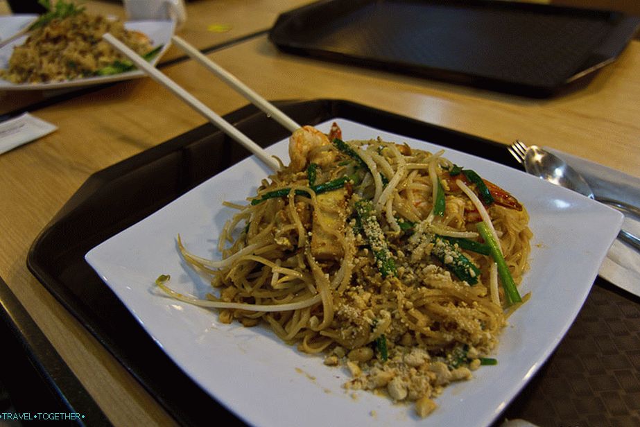 Prvi put u tjedan dana, jeo sam ukusno, iako je tajlandska hrana Pad Thai.