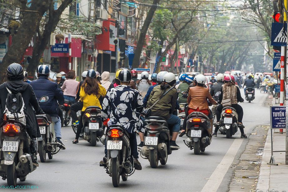 Splashy potok bicikala na ulici Hanoi