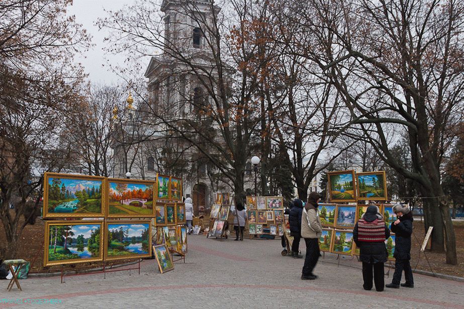 Vernissage u blizini katedrale Uznesenja