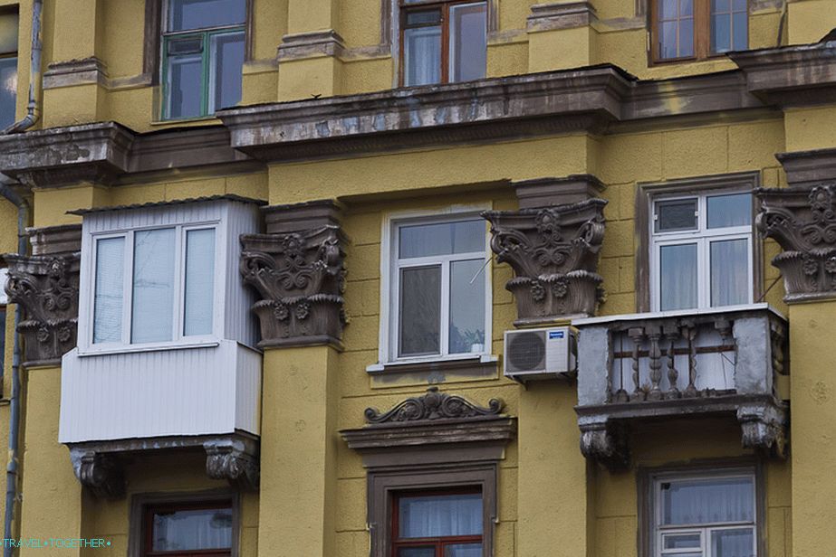 Plastična obloga nije osobito kompatibilna s ostatkom arhitekture