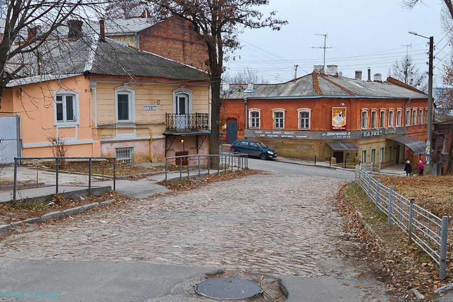Lijepa mala ulica popločana kamenim pločama
