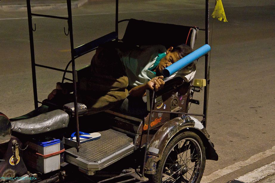 I netko samo spava pokraj njega