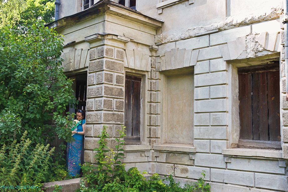 Ulaz u dvorac je ukrašen metalnim listovima