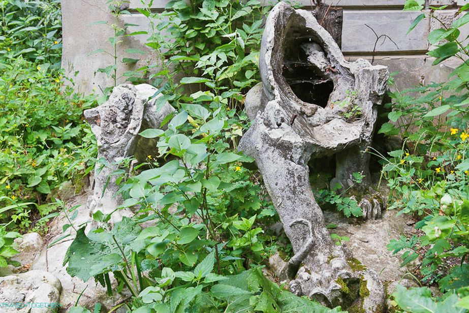 Lavovi - ostaci skulptura