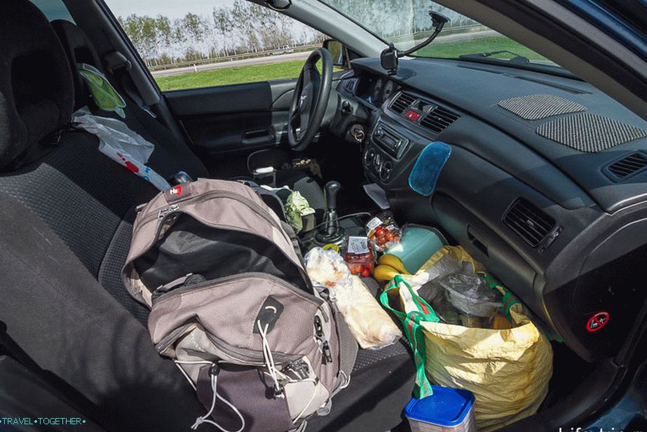 Auto je mali, čak je i prednje sjedalo bilo puna