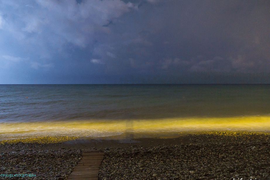 Noćno more tijekom bljeska munje i moje sjene