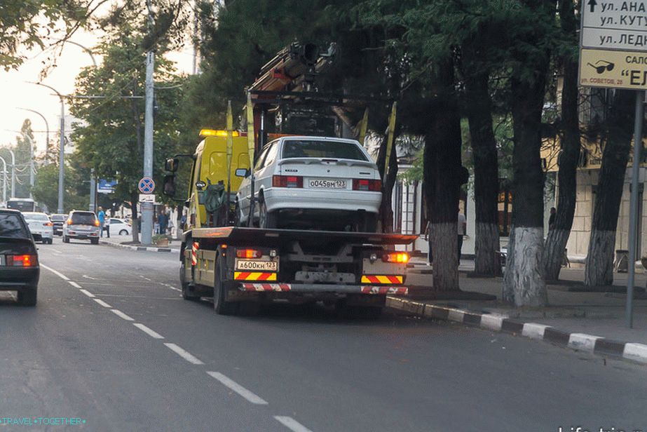 Skoro sam uzeo moj auto, čudno, nije bilo ni traga, vrijeme je da pročitam pravila