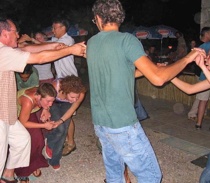 Volonteri u slobodno vrijeme - plešu na folklornoj fešti.