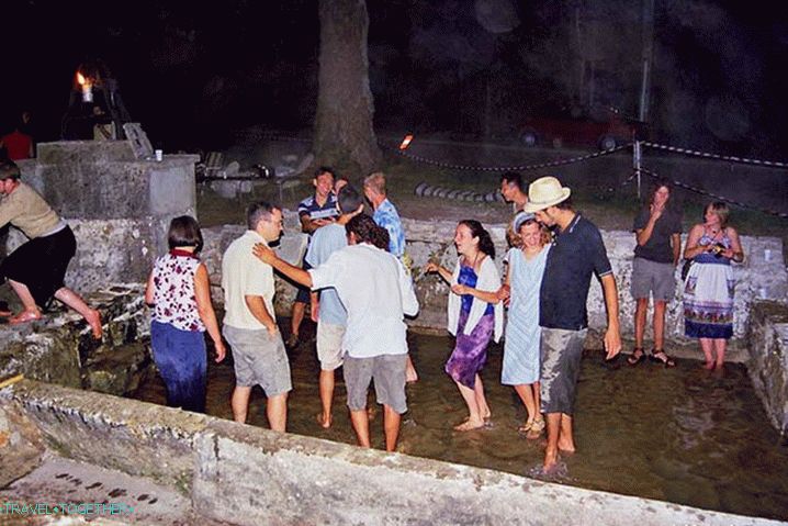 Volonteri za slobodno vrijeme - kraj praznika rade zajedno s mještanima.